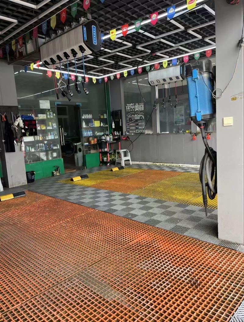 宁强县南门外高速桥下右手方向(原印象汽车生活馆),有三间门面房向外出租