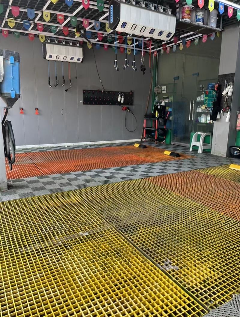 宁强县南门外高速桥下右手方向(原印象汽车生活馆),有三间门面房向外出租