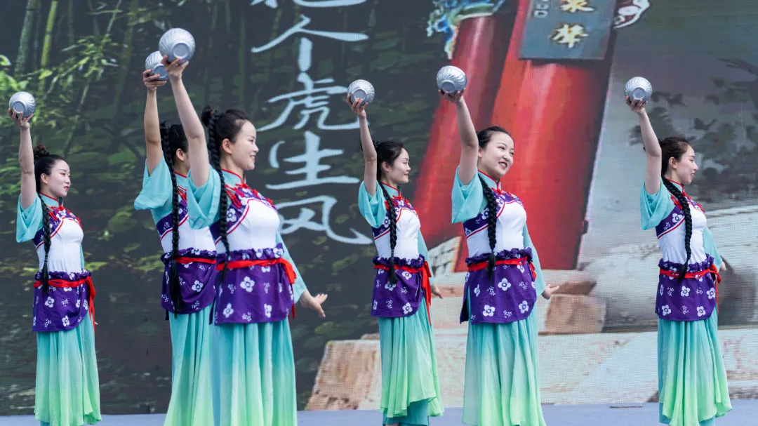 2025汉中镇巴春日盛宴，解锁油菜花海文旅新玩法！